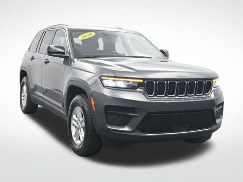 Used 2024 Jeep Grand Cherokee Laredo RWD image 3
