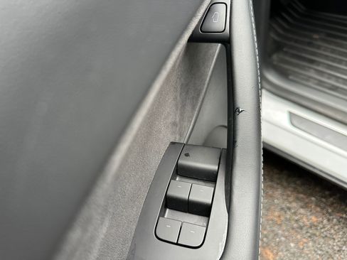 Used 2022 Tesla Model Y Long Range image 21