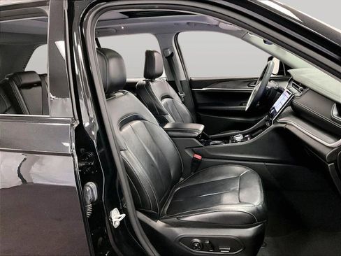 Used 2023 Jeep Grand Cherokee Limited image 7