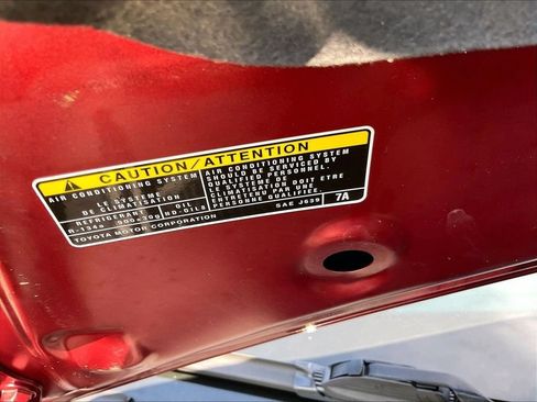 Used 2019 Toyota Sienna L w/ Carpet Mat Package FWD image 32