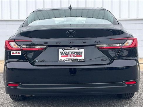 Used 2025 Toyota Camry LE w/ Convenience Package image 5
