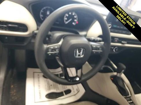 Used 2025 Honda HR-V LX image 8
