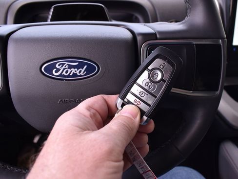 Used 2025 Ford Expedition Active AWD/4WD image 13