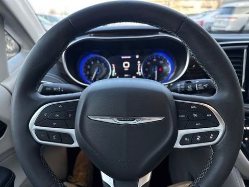 Used 2023 Chrysler Pacifica Limited image 29