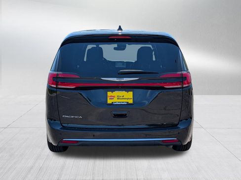 Used 2025 Chrysler Pacifica Select FWD image 6