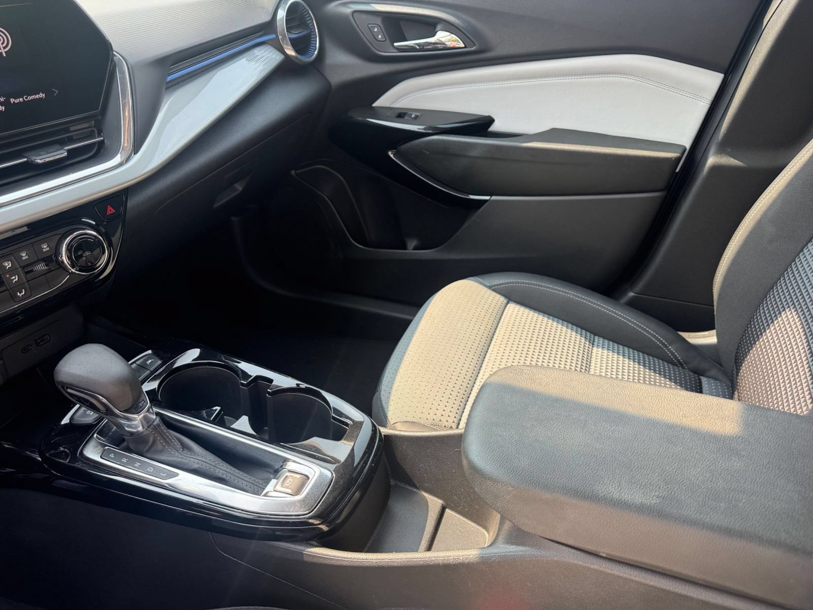 Used 2025 Chevrolet Trax LT FWD image 39