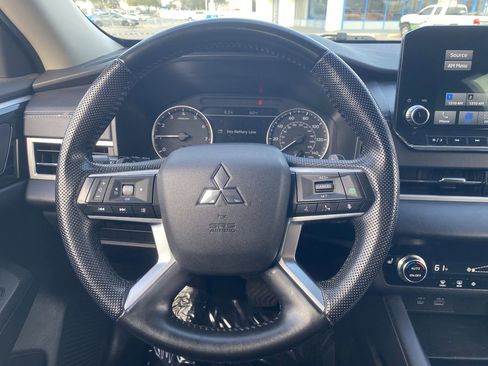 Used 2023 Mitsubishi Outlander SE image 16