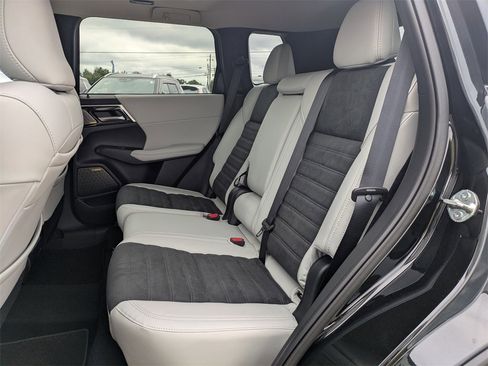 New 2025 Mitsubishi Outlander SE image 14