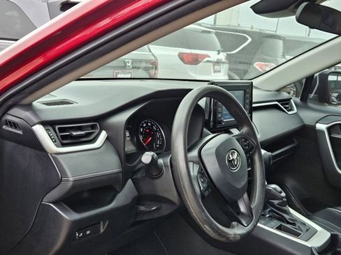 Used 2020 Toyota RAV4 LE image 9