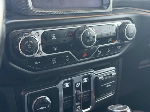 Used 2020 Jeep Wrangler Unlimited Sahara AWD/4WD image 21