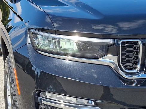 Used 2023 Jeep Grand Cherokee Limited image 9