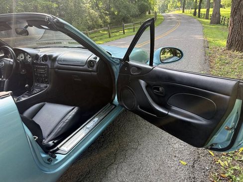 Used 2001 MAZDA MX-5 Miata RWD image 26