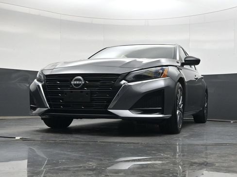 Used 2025 Nissan Altima 2.5 SV FWD image 40