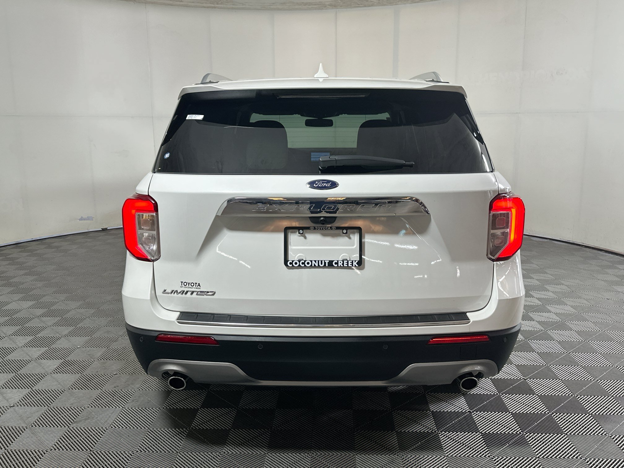 Used 2021 Ford Explorer Limited w/ Equipment Group 301A RWD image 4