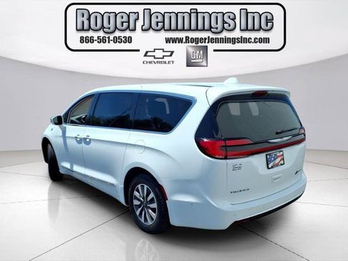 Used 2022 Chrysler Pacifica Limited FWD image 3