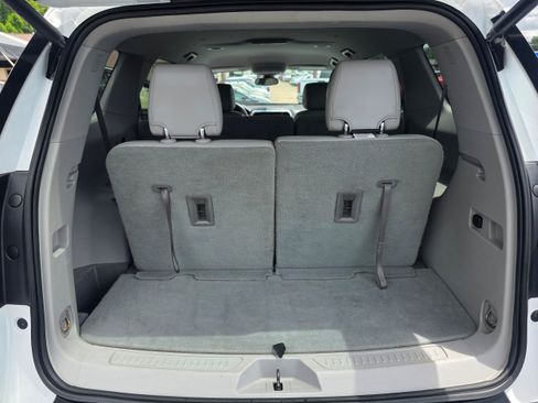 Used 2020 GMC Acadia SLT w/ LPO, Cargo Package FWD image 23