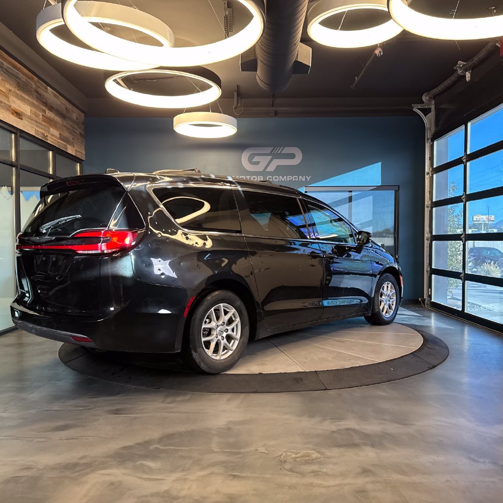 Used 2022 Chrysler Pacifica Touring-L FWD image 3