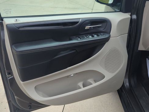 Used 2019 Dodge Grand Caravan SXT image 12