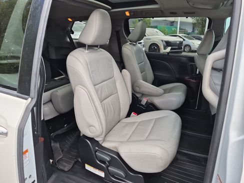 Used 2017 Toyota Sienna Limited AWD/4WD image 28