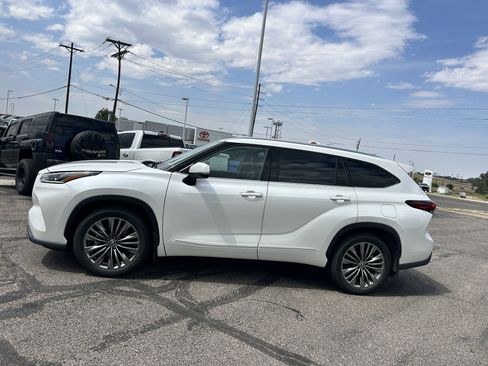 Used 2021 Toyota Highlander Platinum AWD/4WD image 2
