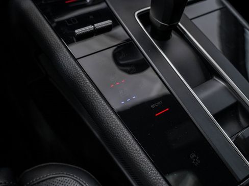 Used 2024 Porsche Macan image 20