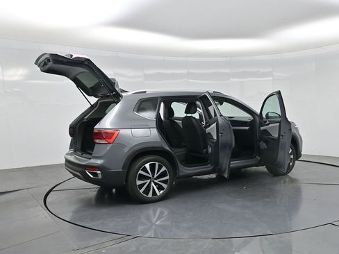 Used 2023 Volkswagen Taos SE w/ Panoramic Sunroof Package AWD/4WD image 4