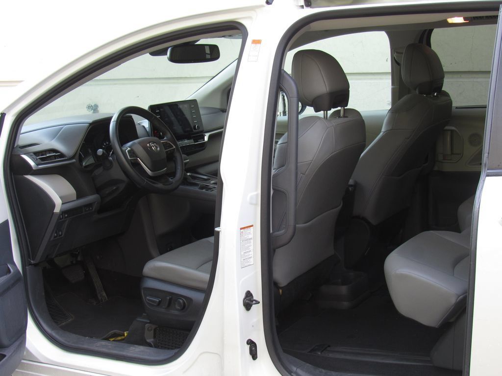 Certified 2023 Toyota Sienna XLE FWD image 13