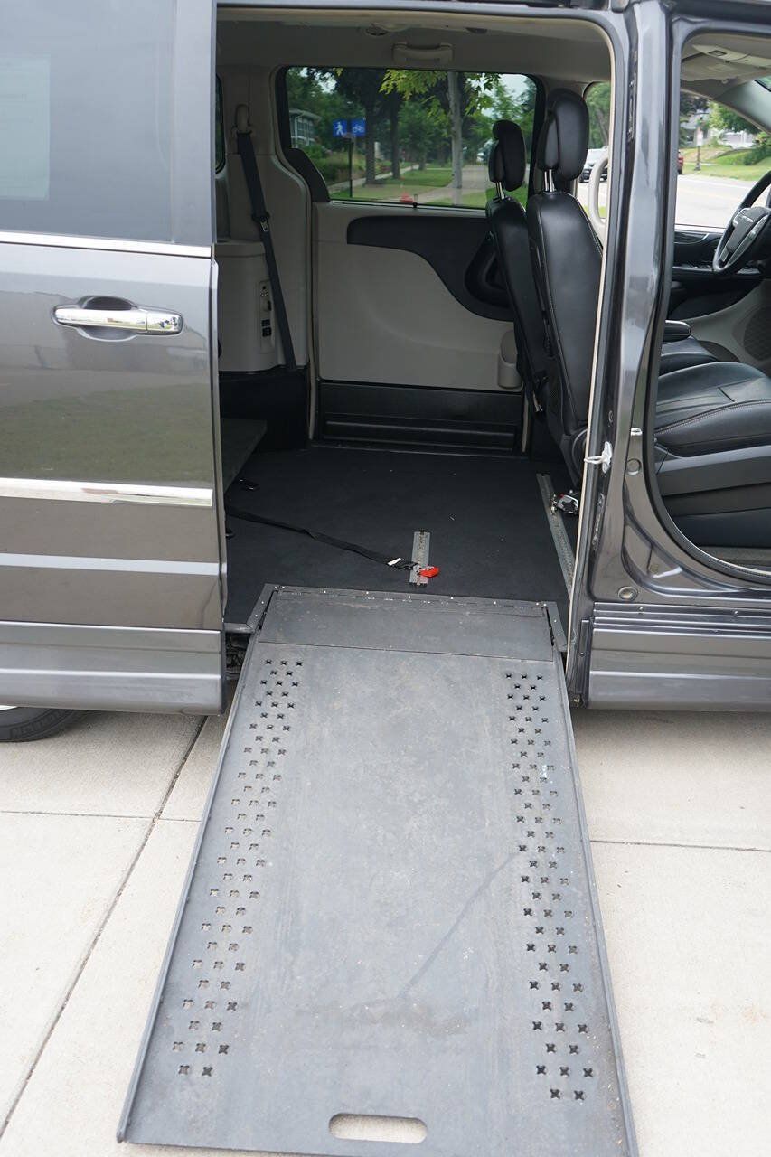 Used 2016 Chrysler Town & Country Touring w/ Driver Convenience Group FWD image 22
