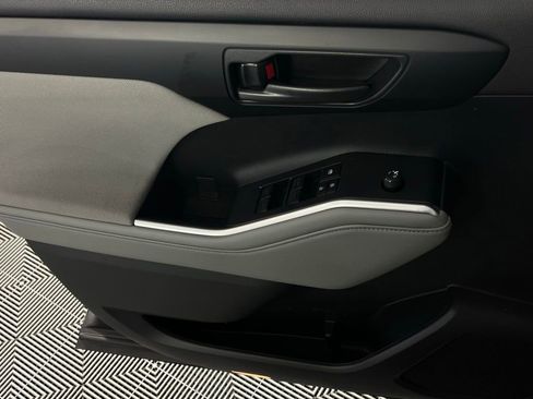 Used 2023 Toyota Highlander LE image 27