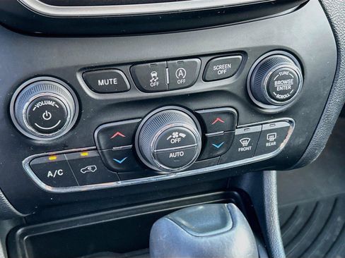 Used 2019 Jeep Cherokee Trailhawk AWD/4WD image 33
