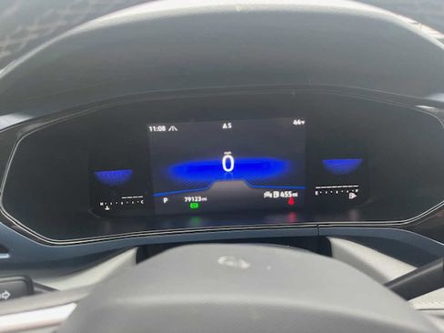 Used 2023 Volkswagen Taos SE w/ Panoramic Sunroof Package image 7