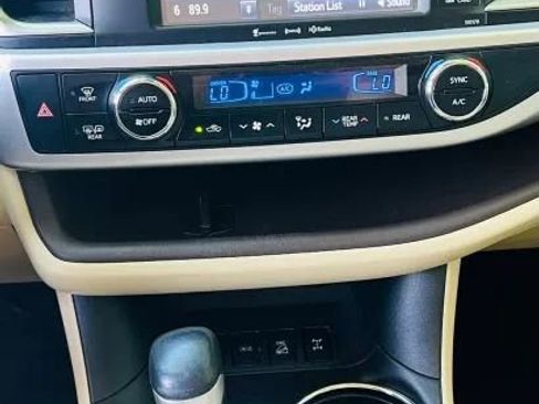 Used 2018 Toyota Highlander XLE AWD/4WD image 14
