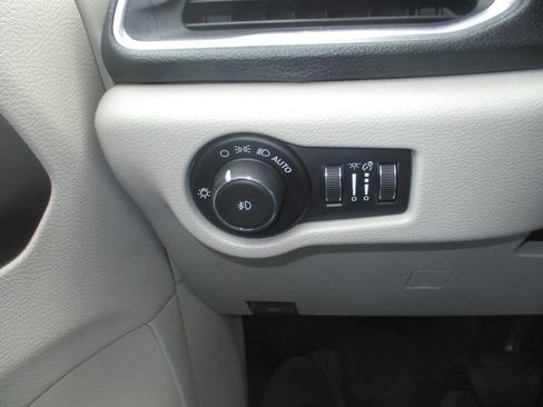 Used 2019 Chrysler Pacifica Limited FWD image 13