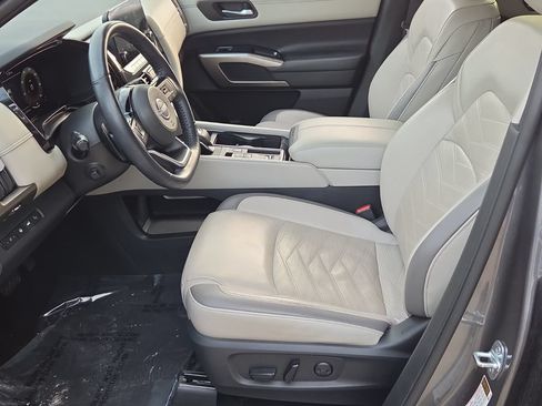 Used 2022 Nissan Pathfinder Platinum w/ Cargo Package FWD image 11