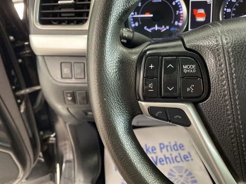 Used 2019 Toyota Highlander LE AWD/4WD image 18