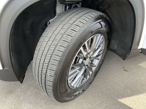 Used 2025 Chevrolet Traverse LT image 11