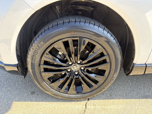 Used 2023 Toyota Venza image 11