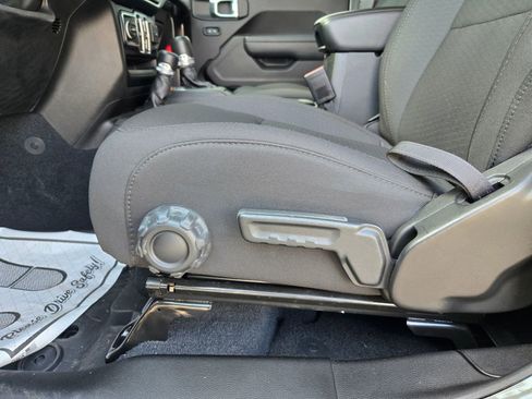 Used 2023 Jeep Gladiator Sport AWD/4WD image 16
