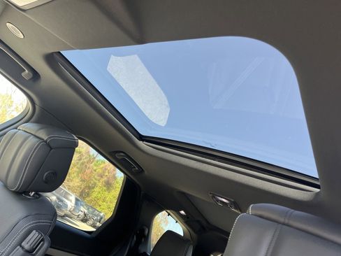 Used 2025 Land Rover Discovery Dynamic SE image 11