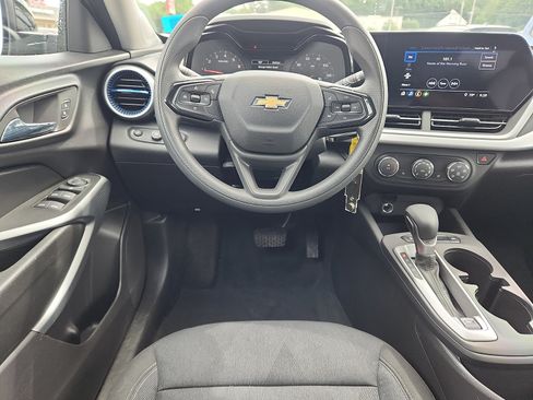 Used 2025 Chevrolet Trax LS w/ LS Convenience Package FWD image 10