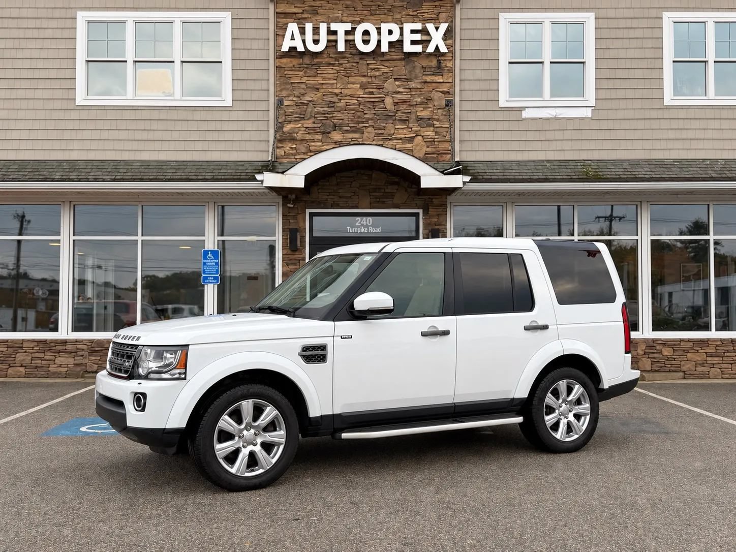 Used 2016 Land Rover LR4 HSE Silver Edition AWD/4WD image 4