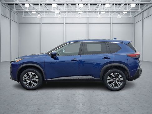 Used 2023 Nissan Rogue SV image 2