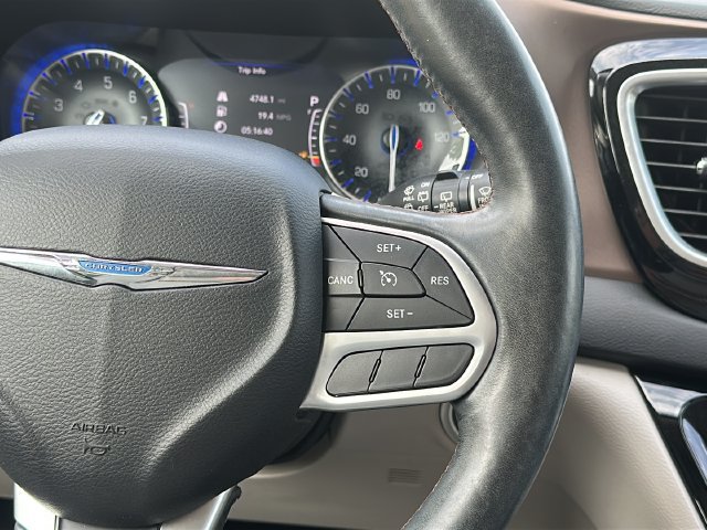 Used 2017 Chrysler Pacifica Touring-L Plus FWD image 34