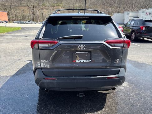 Used 2021 Toyota RAV4 LE image 4