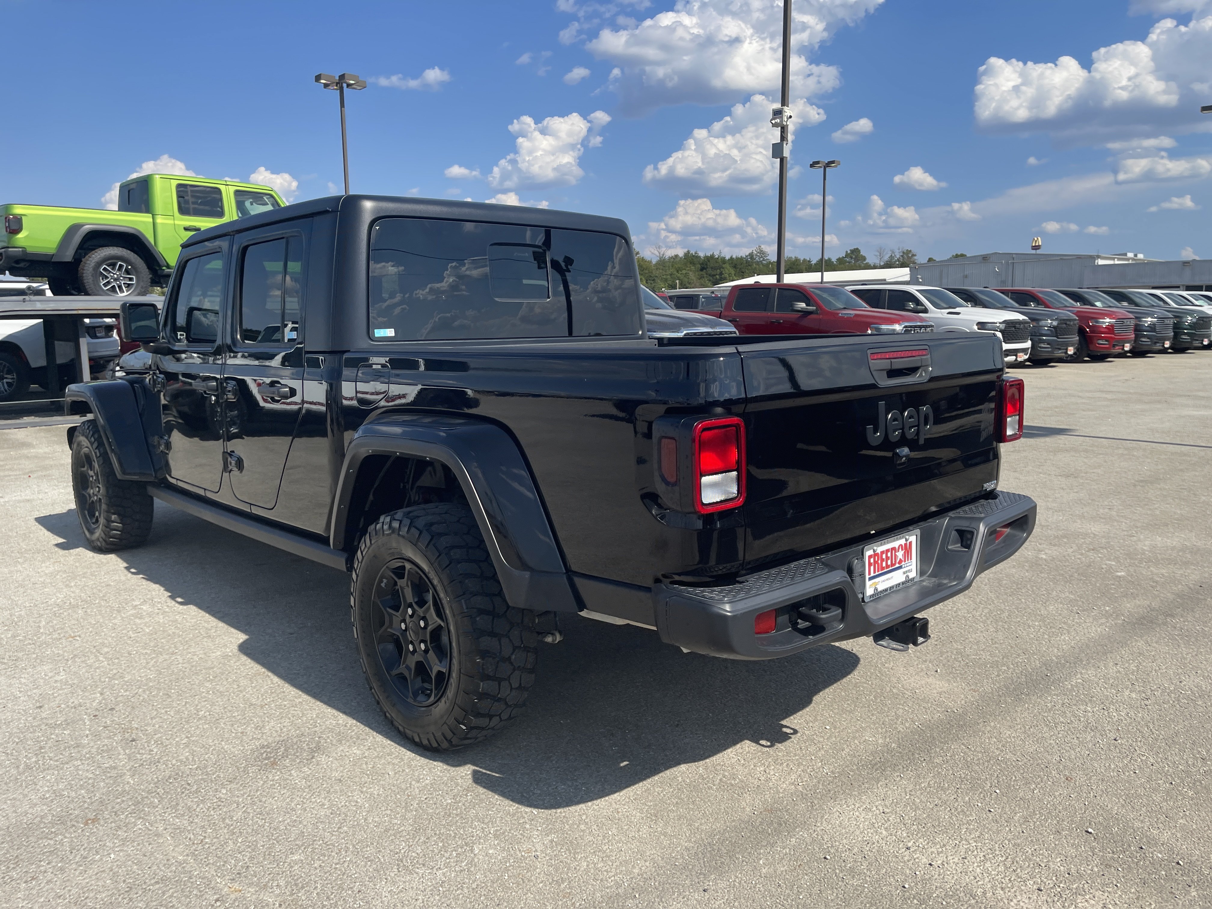 Used 2023 Jeep Gladiator Sport AWD/4WD image 6