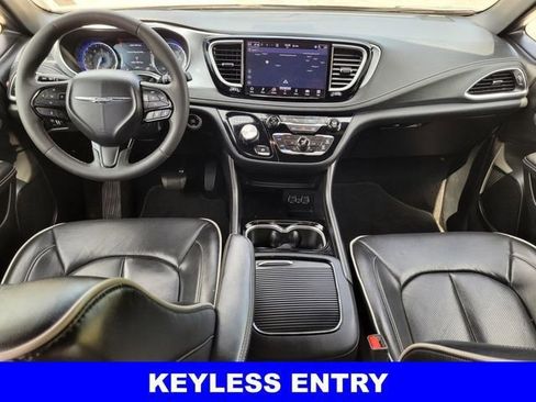 Used 2025 Chrysler Pacifica Limited FWD image 14