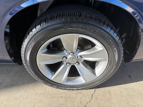 Used 2015 Dodge Challenger SXT image 38