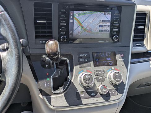 Used 2020 Toyota Sienna XLE w/ XLE Navigation Package FWD image 18