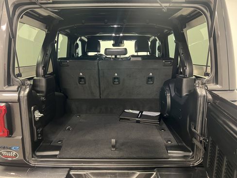 Used 2021 Jeep Wrangler Unlimited Sahara image 28