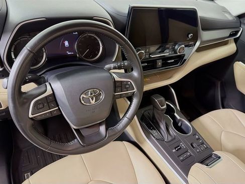 Used 2023 Toyota Highlander XLE AWD/4WD image 11
